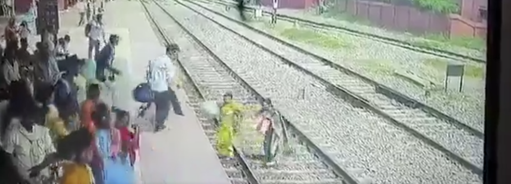 Image from: Dua Wanita Maut Digilis Kereta Api Ketika Lintas Landasan
