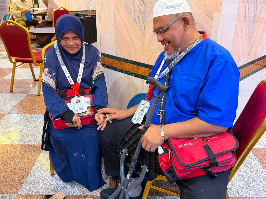 Image from: Kisah Sepasang Selipar Diikat Tali 'Peneman Setia' Di Tanah Suci