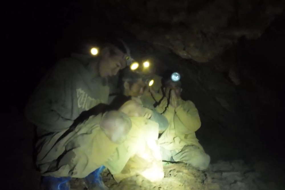 Image from: Seorang Daripada 7 Mangsa Terperangkap Dalam Gua Di Laos Berjaya Dibawa Keluar