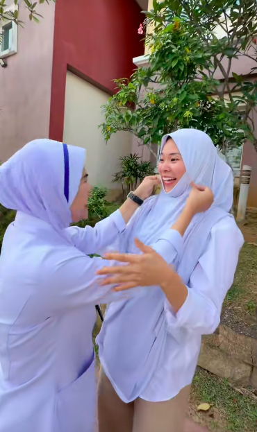 Image from: Mekyun Jumpa 'Kembar', Siap Cuba Pakai Tudung