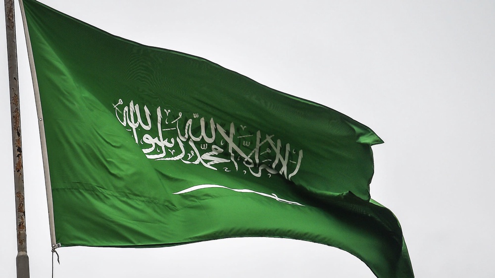 Image from: Rupanya Ini Sebab Bendera Arab Saudi Tidak Pernah 'Sentuh' Tanah