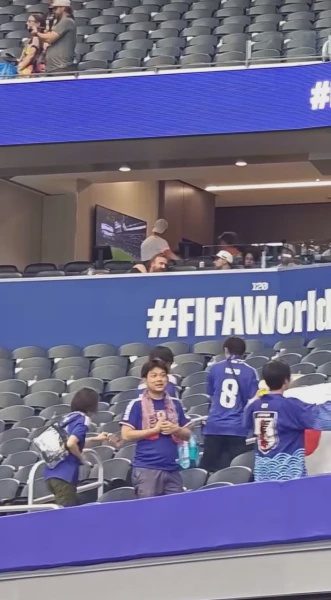Image from: Penyokong Jepun Kutip Sampah Di Stadium Raih Pujian Ramai