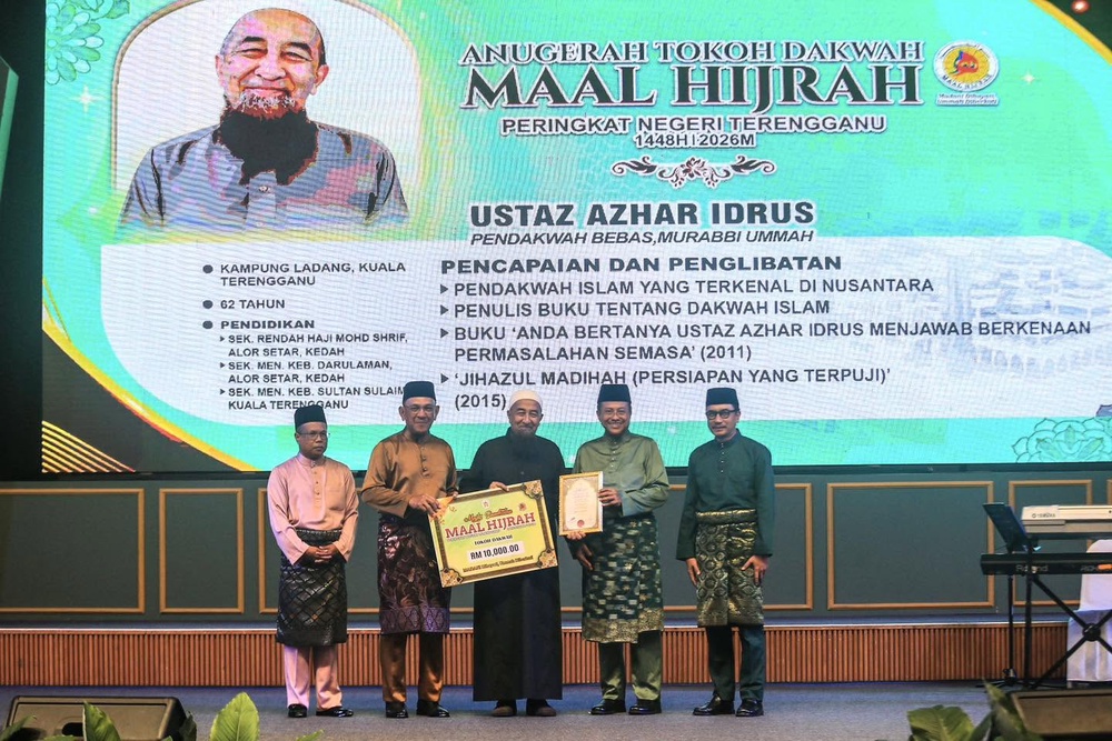 Image from: Ustaz Azhar & Ustaz Mad Kecik Antara Penerima Anugerah Tokoh Maal Hijrah Terengganu