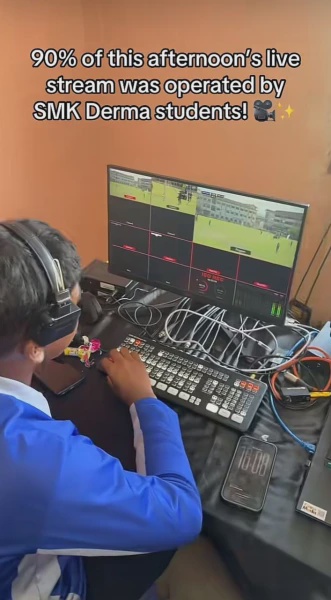 Image from: Gempak, Sekumpulan Pelajar Buat 'Live Stream' Perlawanan Bola Sepak Curi Perhatian Ramai
