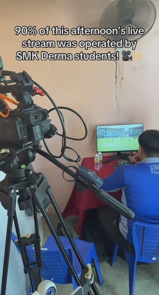 Image from: Gempak, Sekumpulan Pelajar Buat 'Live Stream' Perlawanan Bola Sepak Curi Perhatian Ramai