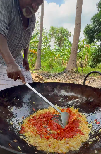 Image from: Hidang Mi Goreng Pula, Netizen "Approve" Lagi Masakan Dua Lelaki Di India