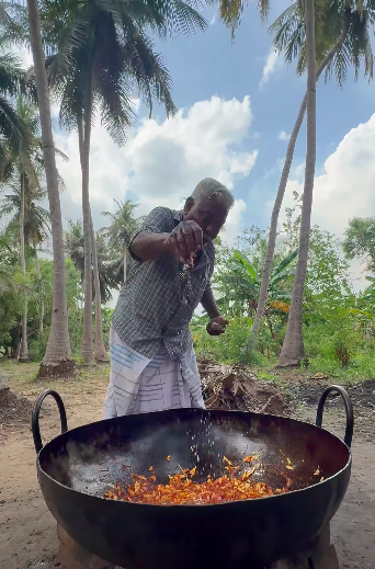 Image from: Hidang Mi Goreng Pula, Netizen "Approve" Lagi Masakan Dua Lelaki Di India