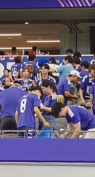 Image from: Penyokong Jepun Kutip Sampah Di Stadium Raih Pujian Ramai