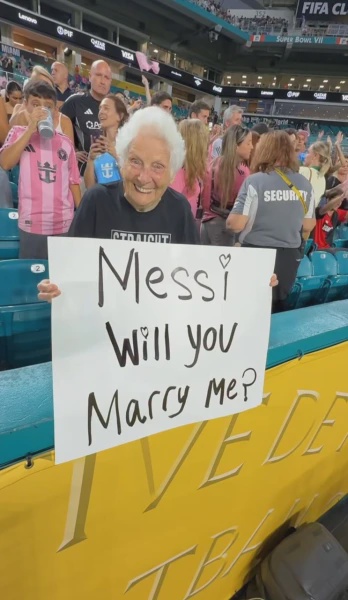 Image from: Siapa Gerangan Nenek Tular Yang Ajak Messi Berkahwin?
