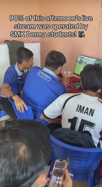Image from: Gempak, Sekumpulan Pelajar Buat 'Live Stream' Perlawanan Bola Sepak Curi Perhatian Ramai