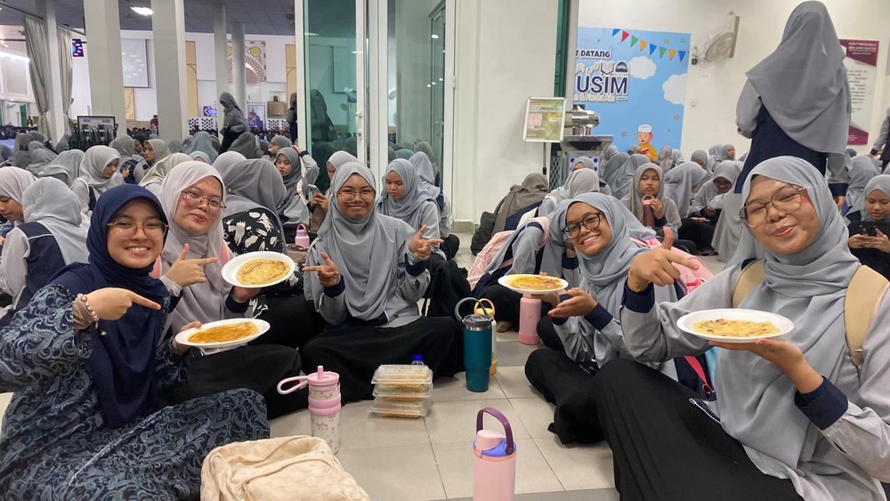 Image from: Tunku Zain Al-'Abidin Rasmi Sambutan Maal Hijrah USIM, Tisha's Food Hulur Sumbangan Paratha