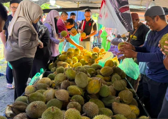 Image from: 3,000 Kilogram Durian Serendah RM1 Sebiji Dijual Dalam Masa Lima Minit