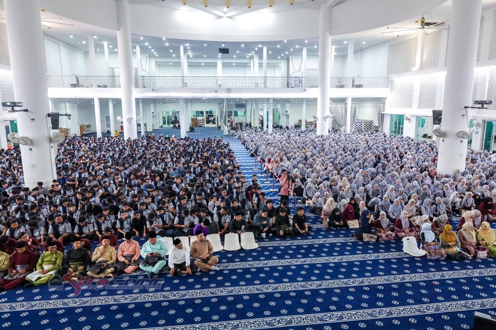Image from: Tunku Zain Al-'Abidin Rasmi Sambutan Maal Hijrah USIM, Tisha's Food Hulur Sumbangan Paratha