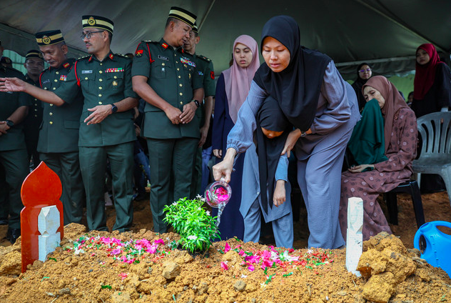 Image from: Insiden Kem Hobart: Jenazah Prebet Siti Khadijah Selamat Dikebumikan