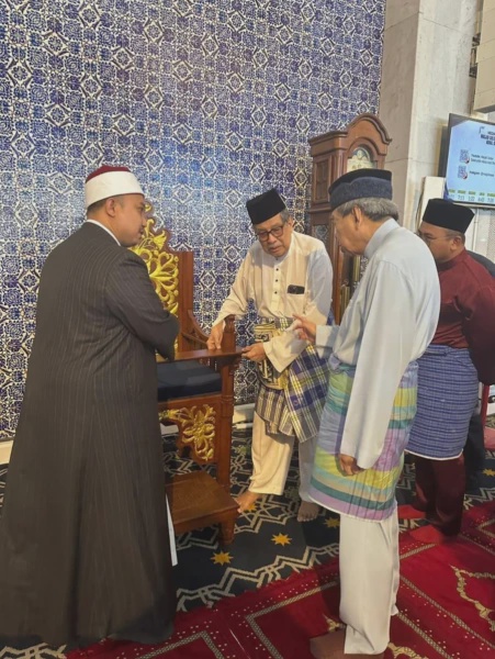 Image from: Berguru Dengan Tokoh Tersohor, Seni Ukiran Kayu Anak Besut Kini Bakal Jejak London