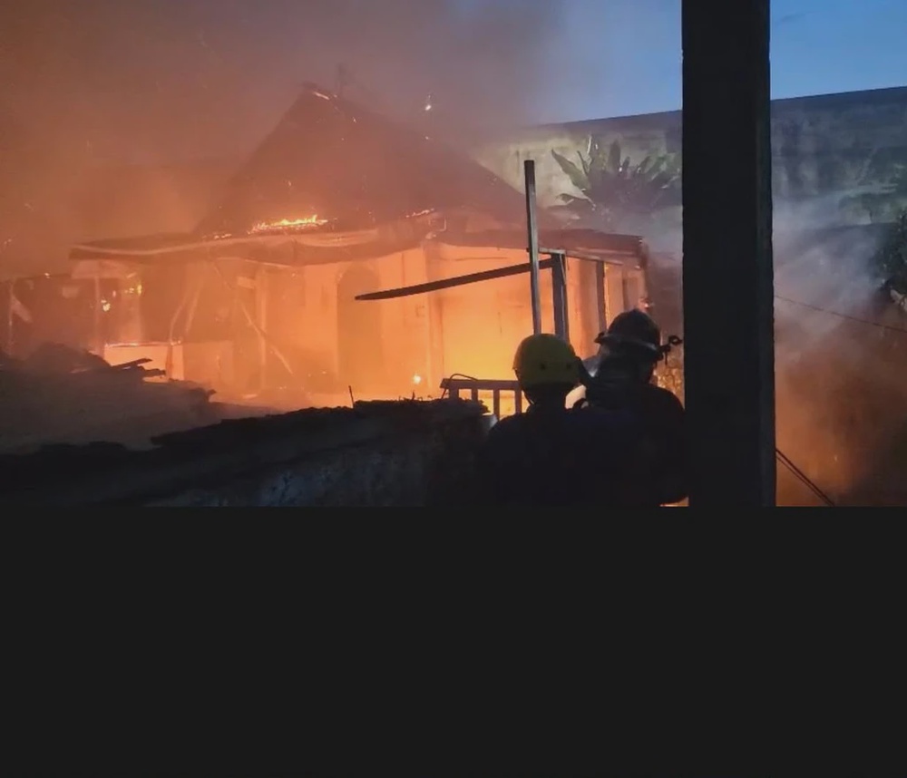 Image from: Suami Jadi Punca 10 Rumah Terbakar, Isteri Melutut Mohon Maaf Kepada Jiran