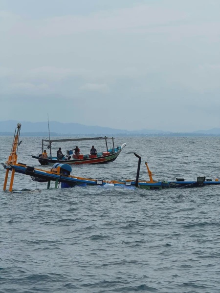 Image from: Sebak, Kisah Nelayan 'Bersatu' Selamatkan Bot Karam Di Dasar Laut