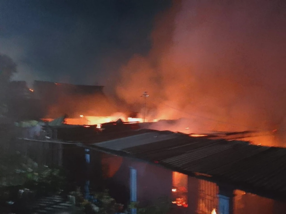 Image from: Suami Jadi Punca 10 Rumah Terbakar, Isteri Melutut Mohon Maaf Kepada Jiran