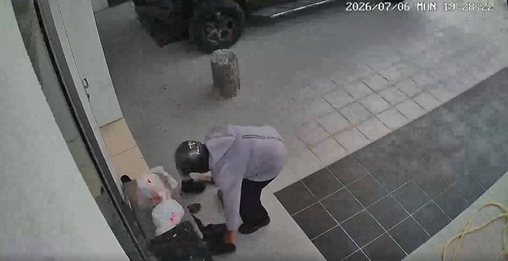 Image from: Datang Hantar Makanan, Sekali "Rider" Ini Sempat Susun Selipar Depan Rumah