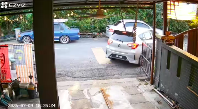 Image from: Belum Sempat Ibu Masuk Rumah, Berdekah Tengok Gelagat Dua Beranak Lari Nak Mandi