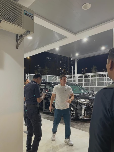 Image from: Ramah Layan Peminat, Ramai Puji Sikap "Humble" Mark Wahlberg