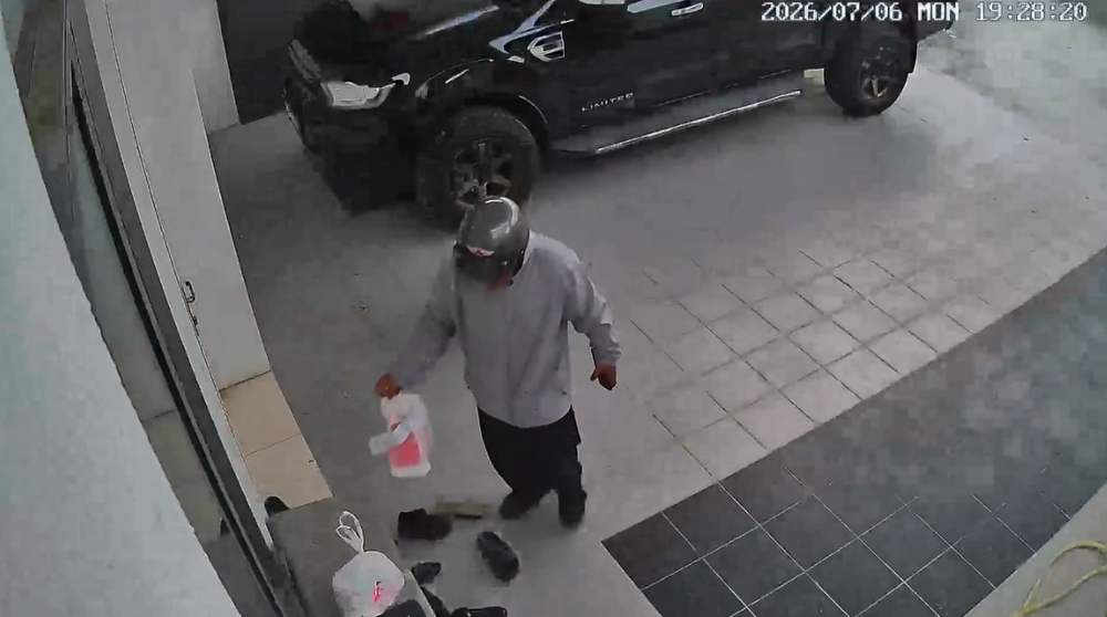 Image from: Datang Hantar Makanan, Sekali "Rider" Ini Sempat Susun Selipar Depan Rumah
