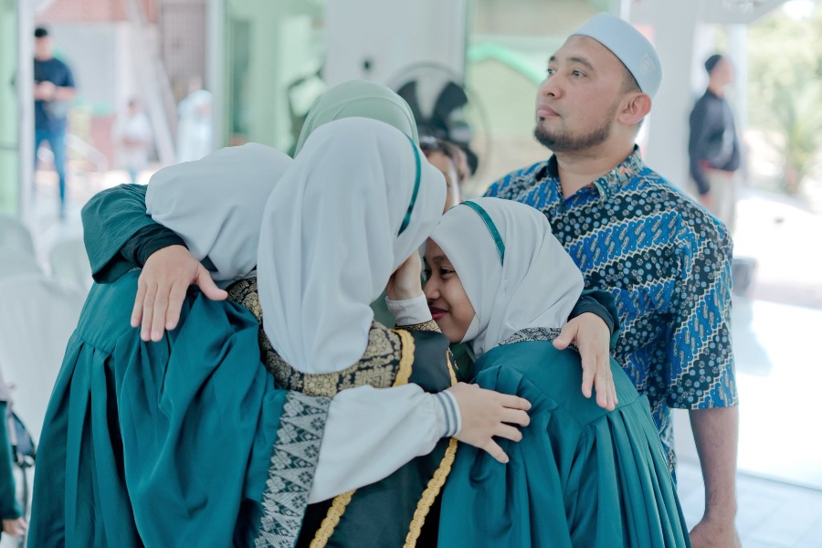 Image from: Air Mata Ibu Bapa Jadi Saksi, Tiga Anak Berjaya Tamat Hafazan 30 Juzuk Al-Quran