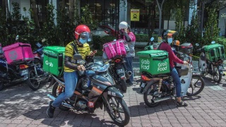 Image from: Loke Arah JPJ Saman Petugas Kempen PH Tidak Pakai Topi Keledar