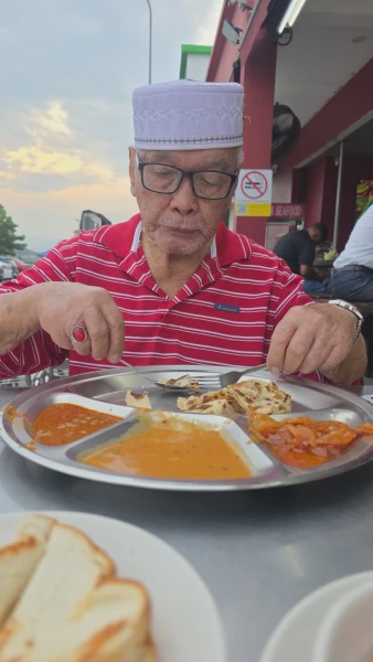 Image from: Siap Angkut Beg, Gelagat Atok 'Lari Rumah' Buat Ramai Terhibur