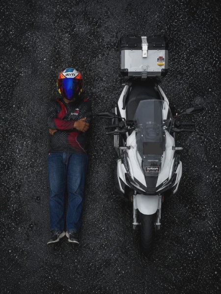 Image from: Bila Bapa Nak Ikut Trend Bergambar Dengan Motor, Reaksi Anak Cuit Hati Ramai