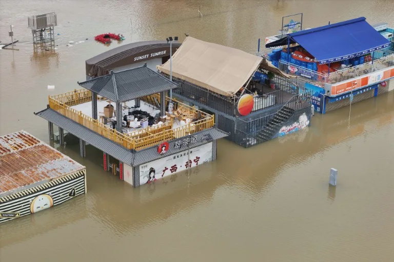 Image from: China Dilanda Ribut, Banjir & Tanah Runtuh, Rakaman Empangan Pecah Tular