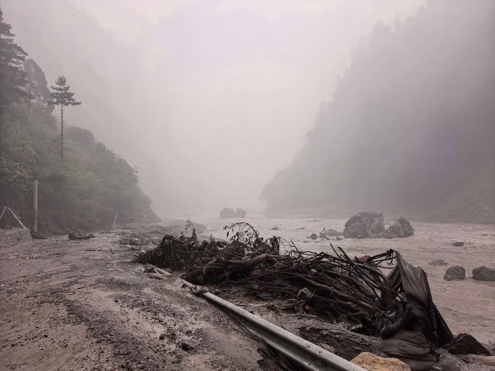 Image from: Detik Cemas Orang Ramai Bertempiaran Lari Sewaktu Tanah Runtuh Di Sempadan China-Nepal