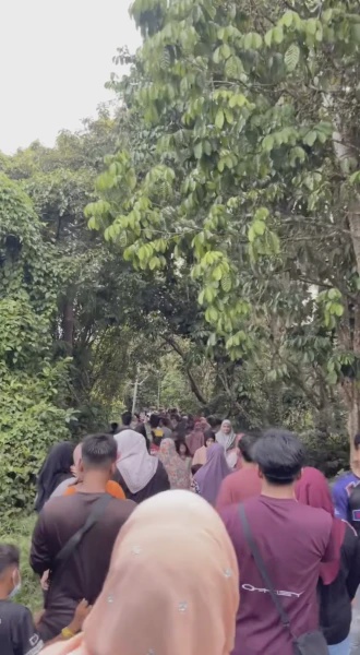 Image from: Mek Jeram Jadi Tumpuan, Penduduk Berpusu-Pusu Datang Tengok Sebelum Dipindahkan