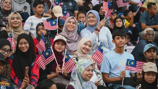 Image from: Isteri Pegawai PASKUB Tiba Di Kathmandu, Mohon Doa Untuk Operasi Pencarian Suami