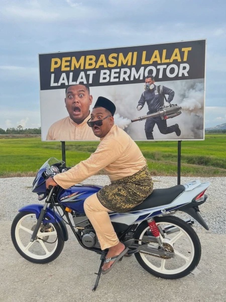 Image from: Lelaki Minta Sunting Gambar Dengan 'Pose' Bergaya Atas Motor, Hasilnya Buat Ramai Terhibur