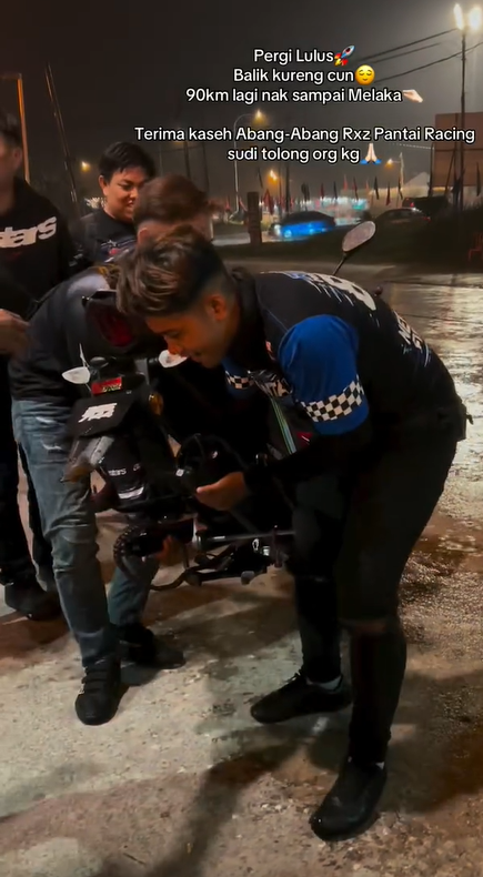 Image from: Bantu Tanpa Diminta, Kisah Rider RXZ Hulur Pertolongan Di Tepi Lebuh Raya Raih Pujian