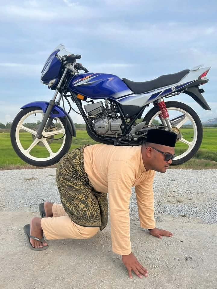 Image from: Lelaki Minta Sunting Gambar Dengan 'Pose' Bergaya Atas Motor, Hasilnya Buat Ramai Terhibur