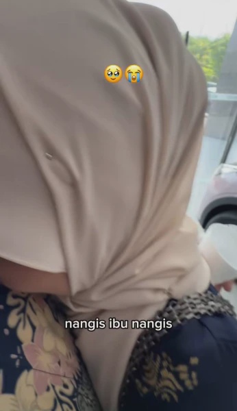 Image from: Isteri Menangis Terima Kejutan Hadiah Proton e.Mas 5 Dari Suami, Rupanya Netizen Jadi 'Big Supporter'