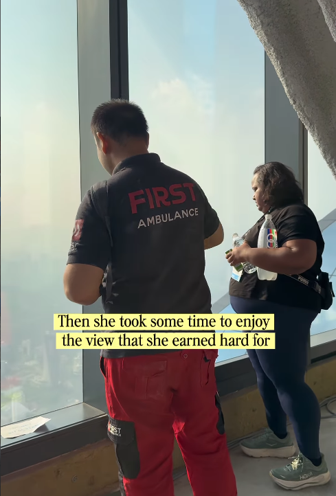 Image from: Nyanyi ‘Standing In The Eyes Of The World’ Iringi Peserta Terakhir, Semangat Petugas Di Menara Merdeka Buat Ramai Sebak