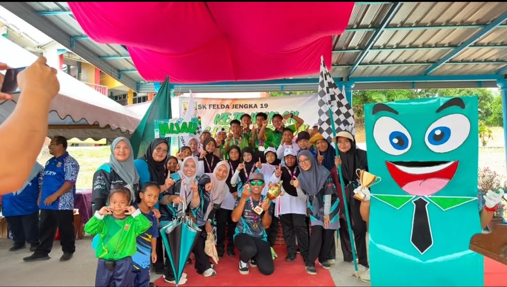 Image from: Rumah Sukan Tema Stesen Minyak Curi Tumpuan, Siap Ada Kedai Mesra