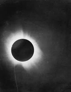 Image from: Gerhana Matahari Jadi ‘Kunci’ Buktikan Teori Einstein, Ini Kisah Eksperimen Eddington