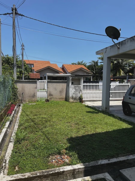 Image from: Lelaki Minta Cadangan Penuhi Ruang Kosong Di Halaman Rumah, Netizen Pula Bagi Idea ‘Luar Kotak’