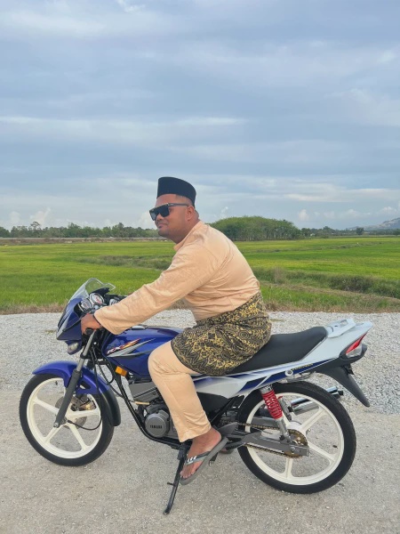 Image from: Lelaki Minta Sunting Gambar Dengan 'Pose' Bergaya Atas Motor, Hasilnya Buat Ramai Terhibur