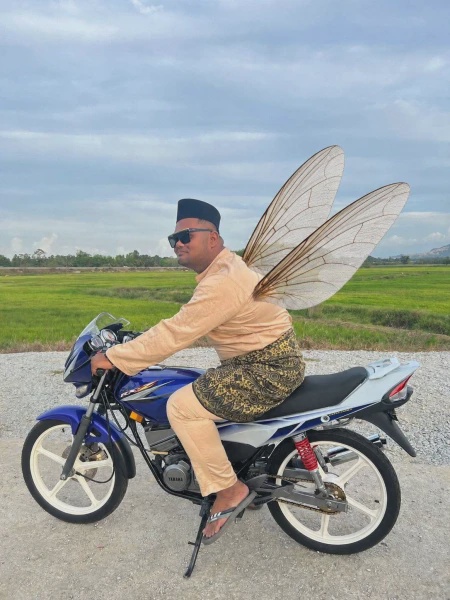 Image from: Lelaki Minta Sunting Gambar Dengan 'Pose' Bergaya Atas Motor, Hasilnya Buat Ramai Terhibur