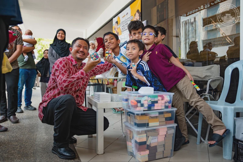 Image from: Tak Mahu Hampakan Anak-Anak Taska, ‘Uncle Anwar’ Hantar Pegawai Hadiri Hari Usahawan Cilik