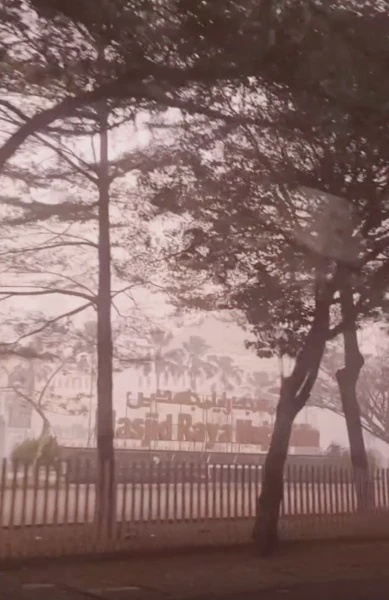 Image from: Dah Macam Filem Era 80-an, Wanita Malaysia Tergamam, Kongsi Keadaan Langit Bertukar Oren Di Kalimantan
