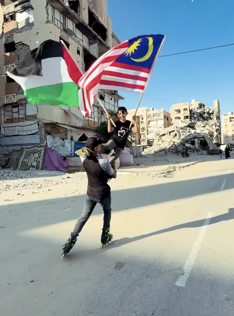 Image from: "Tanda Kasih," Penduduk Gaza Kibar Jalur Gemilang, Rai Hari Malaysia