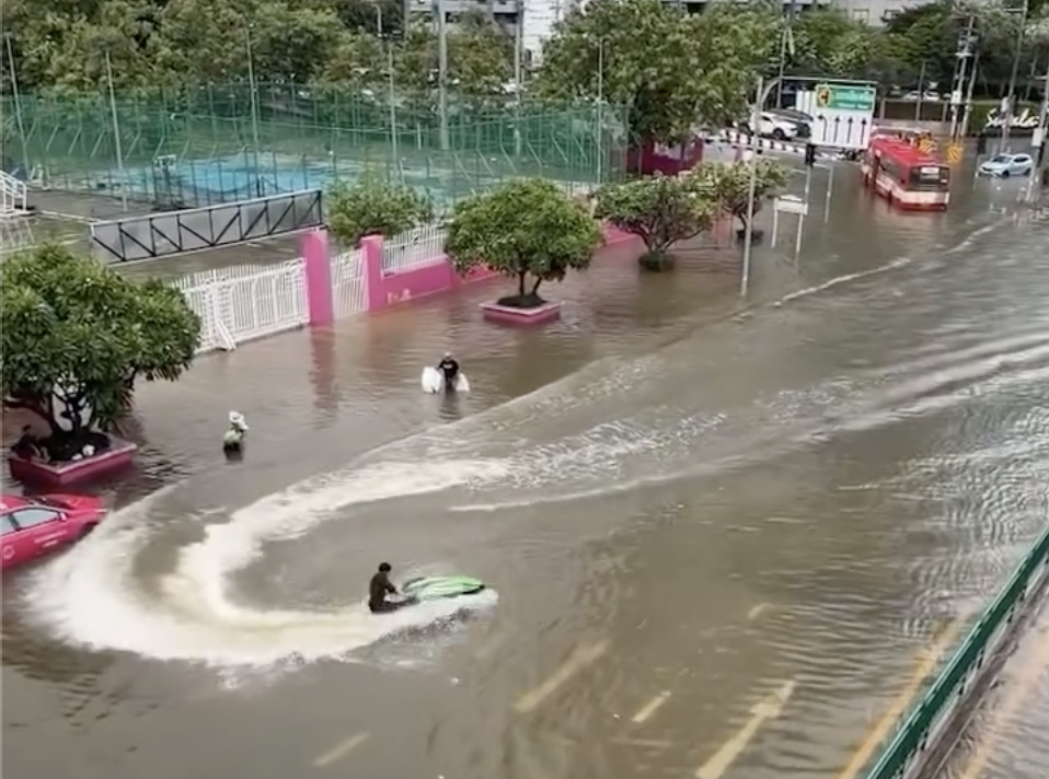 Image from: Sengaja Buat Ombak, Lelaki Ditahan Tunggang Jet Ski Atas Jalan Raya Ketika Banjir