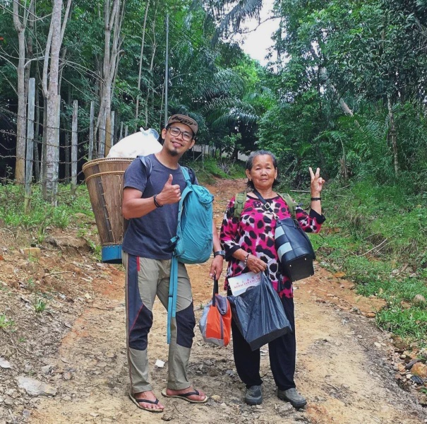 Image from: “Mak, Kali Ini Biar Anak Mak Pula Yang Belanja...” Kisah Anak Bawa Ibu Ke Kuala Lumpur Buat Ramai Tersentuh