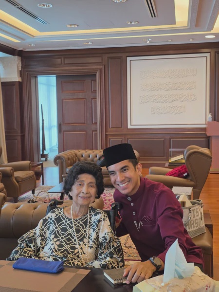 Image from: Syed Saddiq Hantar Kad Jemputan Kepada Tun Mahathir & Isteri, Sempat Minta Petua Kahwin